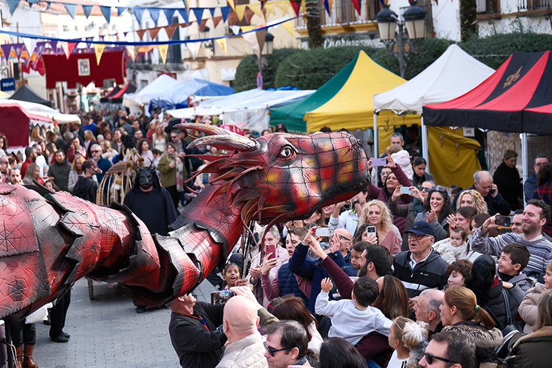 El XVIII Mercado Medieval y Navideño llena durante cuatro días el centro de Gines con miles de visitantes de toda Andalucía