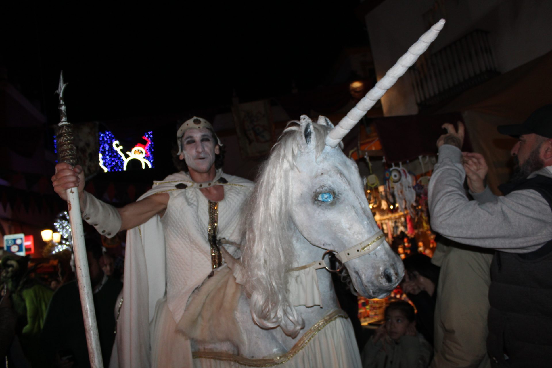 Unicornio y criaturas de leyenda paseando por el mercado